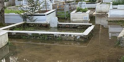 Arnavutköy’de mezarlık sular altında kaldı
