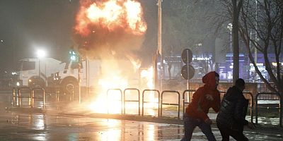 Arnavutluk'ta protestocular ile polis arasında çatışma