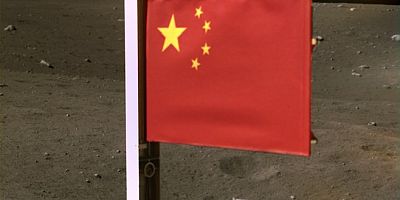 Ay'a Çin bayrağı dikildi