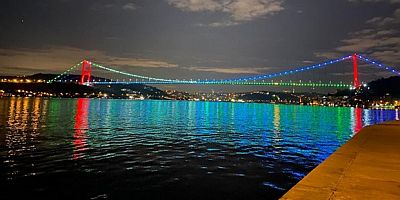 Azerbaycan bayrağının renkleriyle ışıklandırıldı