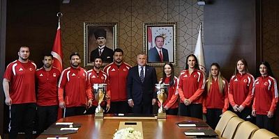 Bakan Bak, Avrupa şampiyonu milli güreşçileri ağırladı