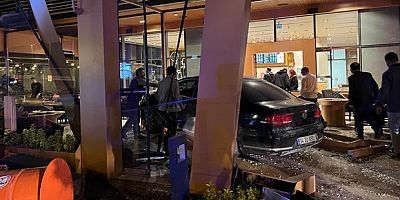 Bakırköy'de araç kafeye daldı: 6 yaralı