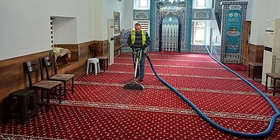 Balkanlardaki camilerde Ramazan temizliği