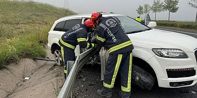 Bariyerlere saplanan aracın sürücüsü hayatını kaybetti