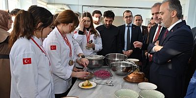 Başkan Aktaş’tan madalyalı öğrencilere ziyaret