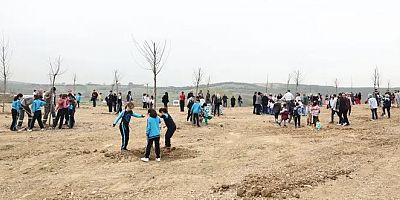 Başkan Şadi Özdemir, çocuklarla fidanlara can suyunu verdi