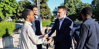 Bayram sabahı öğrencilerle buluştu