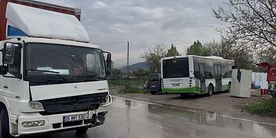 Belediye otobüsü ile nakliye kamyonu çarpıştı: 2 yaralı