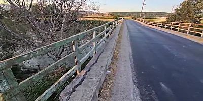 Beşik gibi sallanan köprü yıkılıyor