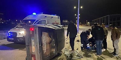 Beton duba ve aydınlatma direğine çarptı: 2 yaralıBeton duba ve aydınlatma direğine çarptı: 2 yaralı