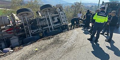 Beton mikseri şarampole yuvarlandı