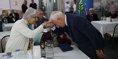Bozbey’den huzurevine bayram ziyareti