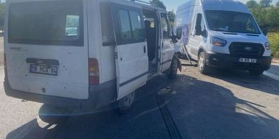 Bursa’da 2 minibüs çarpıştı : 4 kişi yaralandı