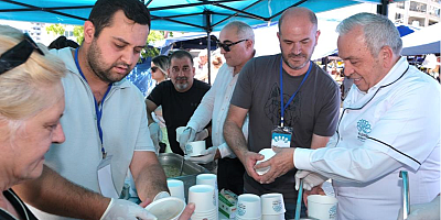 Bursa'da Başkan Şadi Özdemir’den aşure ikramı