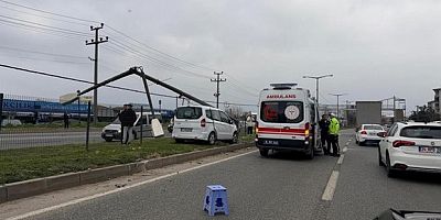 Bursa’da direğe çarpan otomobildeki, 2 kişi yaralandı