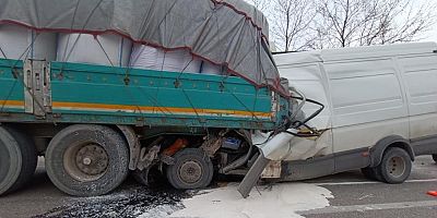 Bursa'da kamyonet tıra çarptı: 2 ölü
