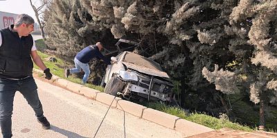Bursa'da otomobil ağaçlık alana uçtu, 1 yaralandı