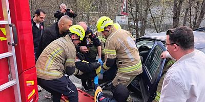 Bursa'da otomobil bariyerlere çarptı: 2 yaralı