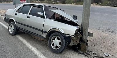 Bursa'da otomobil direğe çarptı, 1 yaralı