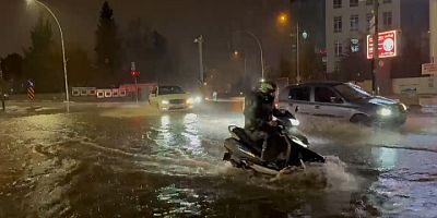 Bursa'da rögarlar taştı, cadde göle döndü