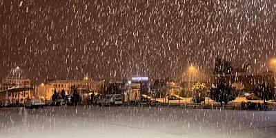 Bursa’da şiddetli kar etkisini gösterdi