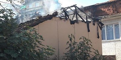 Bursa’da tek katlı ev alev alev yandı