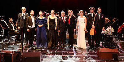 Bursa'da uzun süre ayakta alkışlanan konser!