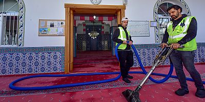 Bursa’daki camilerde Ramazan temizliği