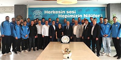 Bursa Nilüfer'de hentbolcular başarıyı başkanla paylaştı
