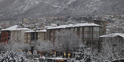 Bursa sabaha beyaz örtüyle uyandı