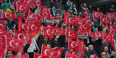 Bursaspor tribünleri Türk bayraklarıyla donatıldı