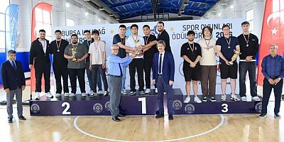 BUÜ Spor Oyunları’nda şampiyonlar kürsüye çıktı
