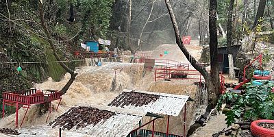 Çay taştı, çardaklar sular altında kaldı