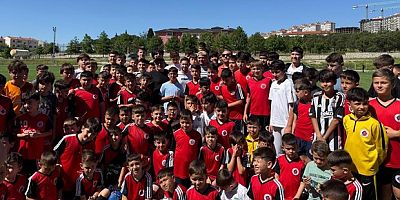 Cengiz Ünder, genç sporcularla buluştu