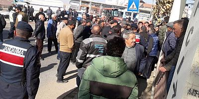 Çiftçiler karayolunu trafiğe kapattı