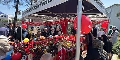 Çocukların mezarı Türk bayrakları ve balonlarla süslendi