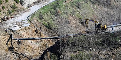 Çöken yolda ulaşıma açma çalışmaları başladı