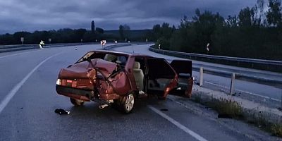 Çorum'da otomobil bariyerlere çarptı: 2 yaralı