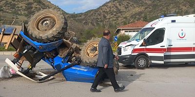Çorum'da traktör ile ambulans çarpıştı: 1 yaralı