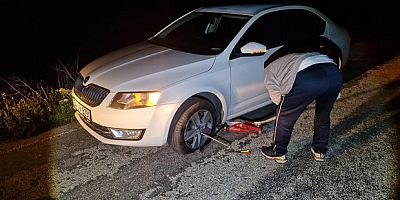 Çukurlara giren 5 aracın lastiği patladı