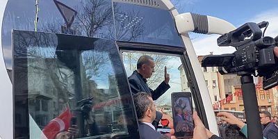 Cumhurbaşkanı Erdoğan’ı bayrak ve karanfillerle karşıladılar