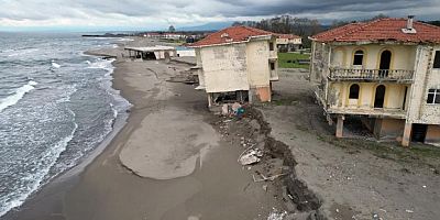 Deniz 100 metre içeri girdi, villalar çöktü