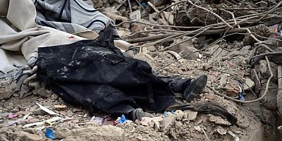 Depremde değil enkaz başında öldü