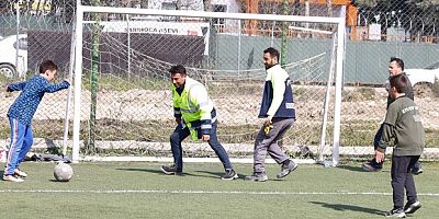 Depremzede çocuklarla moral maçı