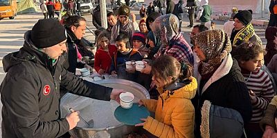 Depremzede vatandaşlara çorba ikramı