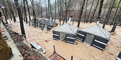 Dereler taştı, restoran sular altında kaldı