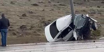 Direğe çarpan otomobil ikiye katlandı: 1 yaralı