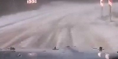 Dolu yağışı yolu beyaza bürüdü