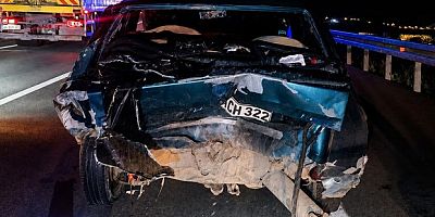 Duran otomobile çarpan araç hurdaya döndü: 6 yaralı