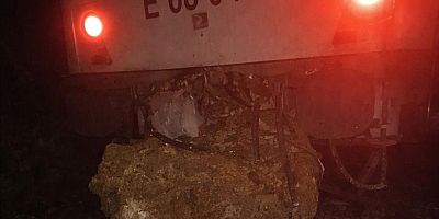 Düşen kaya treni raydan çıkardı